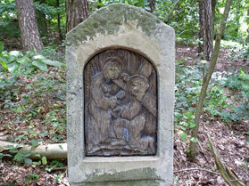 Die sieben Fußfälle an der Weingartenkapelle in Naumburg (Foto: Karl-Franz Thiede)